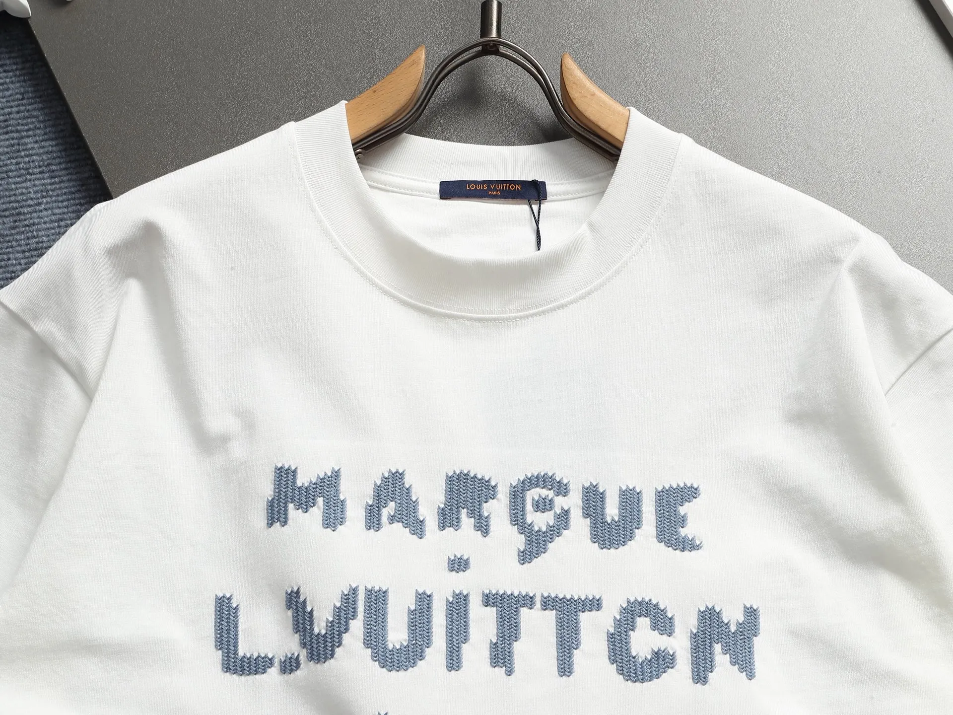🅿️190 Louis Vuitton/Louis Vuitton English embroidery craftsmanship The large logo is exquisitely upgraded, inspired by the retro embroidery of the 1980s Original fabric Official same style Short-sleeved T-shirt 320g Same vat dyed fabric Very comfortable to the touch The latest brick cabinet synchronization for spring and summer Fashionable and individual Size: S M L XL